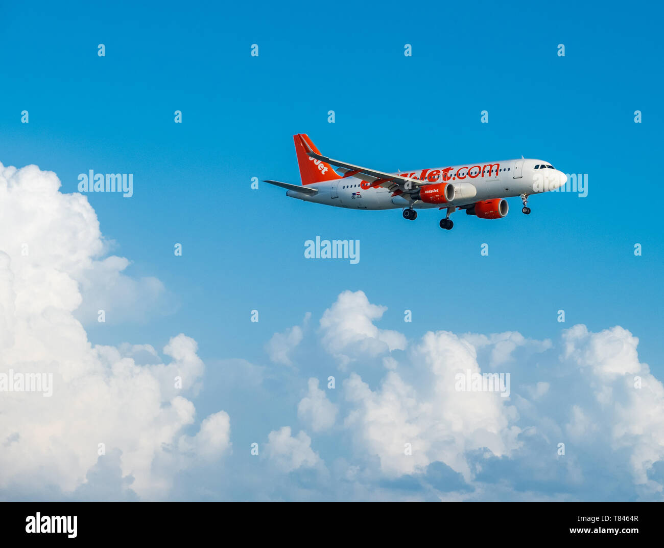 Larnaca, Cipro - 30 January, 2019: Easyjet Airbus A320 vola in nuvole bianche e blu cielo, atterrando all'Aeroporto Internazionale di Larnaca Foto Stock Larnaca, Cipro - 30 January, 2019: Easyjet Airbus A320 vola in nuvole bianche e blu cielo, atterrando all'Aeroporto Internazionale di Larnaca Foto Stock