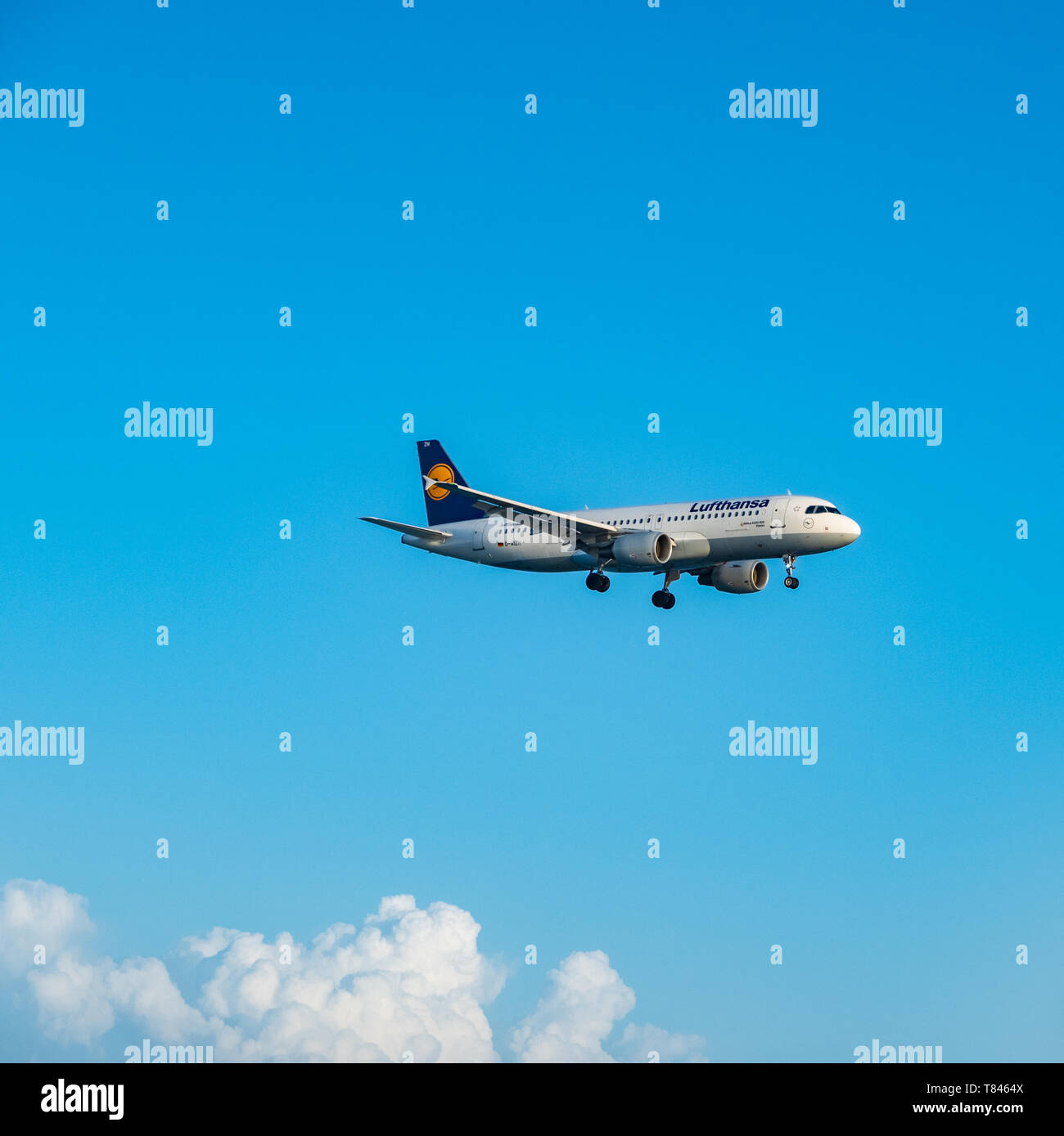 Larnaca, Cipro - 30 January, 2019: Lufthansa Airbus A320 vola in nuvole bianche e blu cielo, atterrando all'Aeroporto Internazionale di Larnaca Foto Stock Larnaca, Cipro - 30 January, 2019: Lufthansa Airbus A320 vola in nuvole bianche e blu cielo, atterrando all'Aeroporto Internazionale di Larnaca Foto Stock