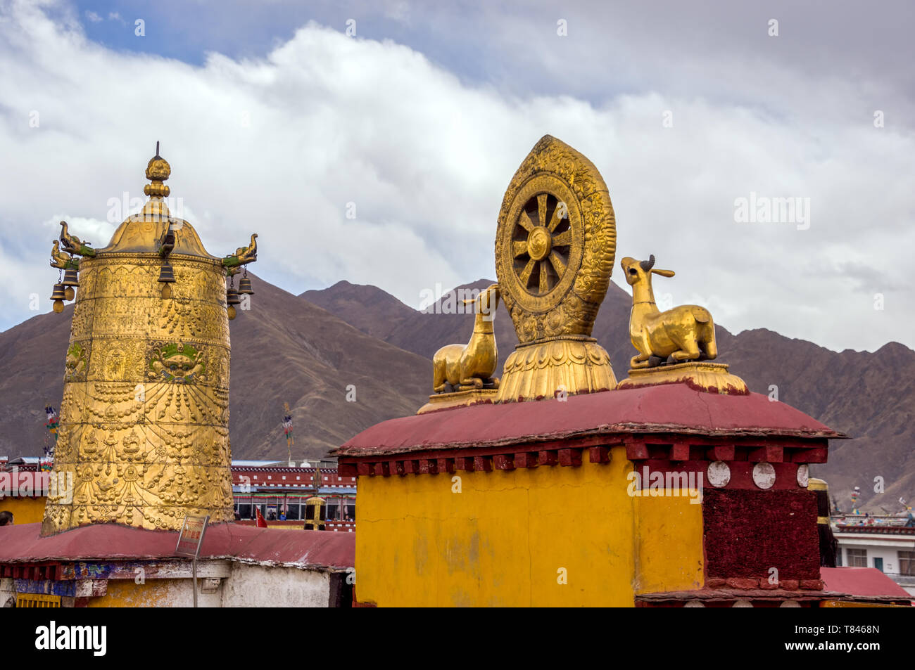 Sul tetto ruota di Dharma in Jokhang Tempio - Lhasa, in Tibet Foto Stock