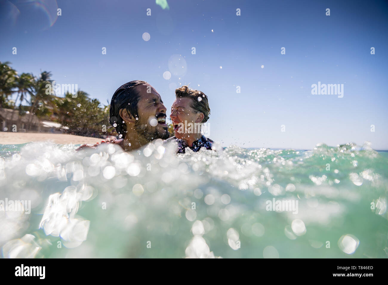 Paio di schizzi in mare, Pagudpud, Ilocos Norte, Filippine Foto Stock