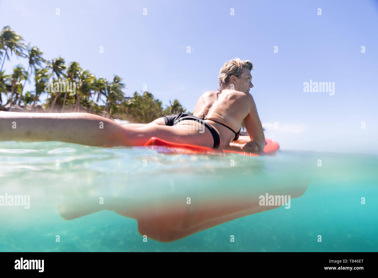 Surfer scorrevolezza in mare, Pagudpud, Ilocos Norte, Filippine Foto Stock