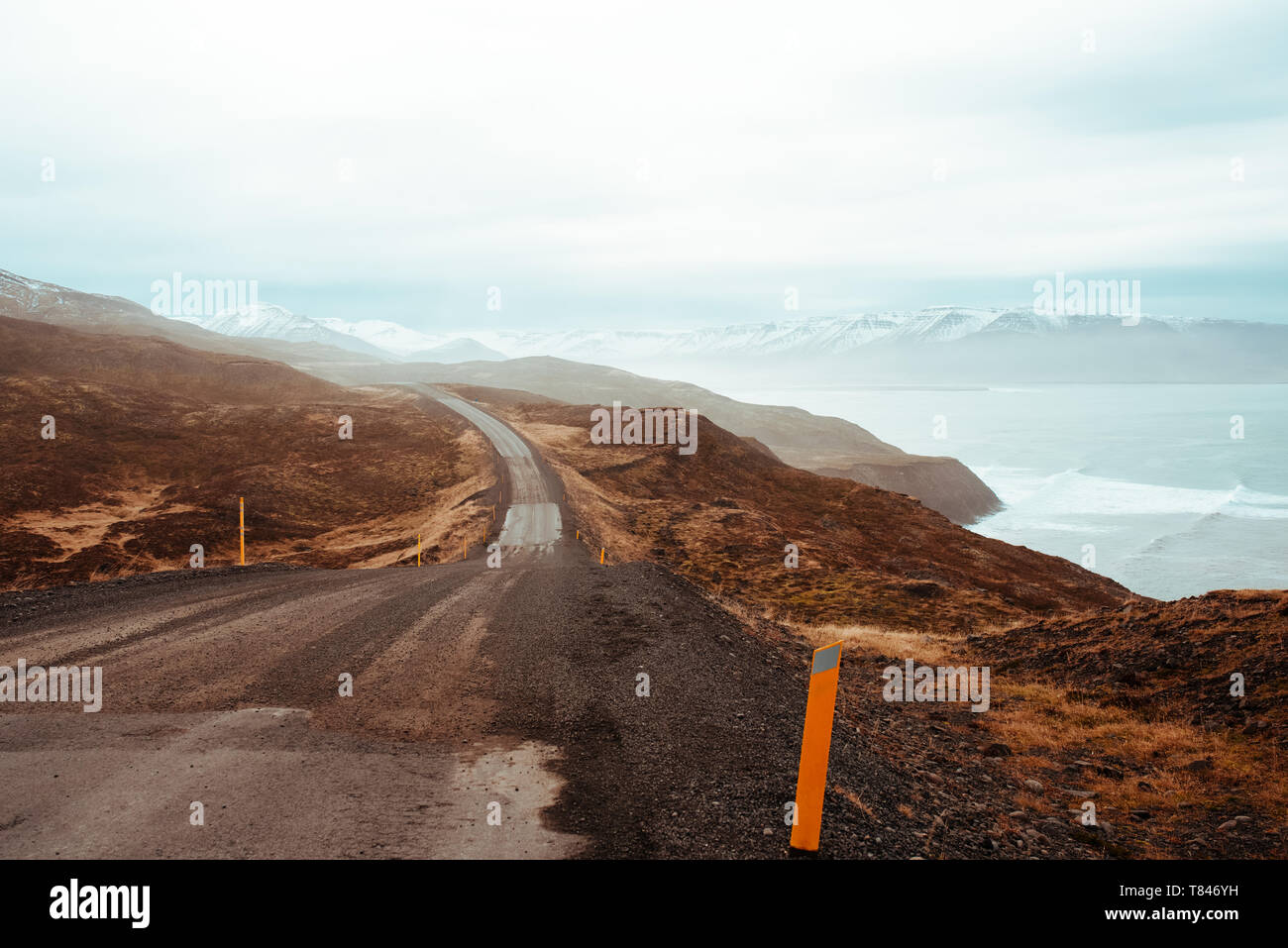 Strada che conduce verso le montagne, Eskifjörður, Sudur-Mulasysla, Islanda Foto Stock