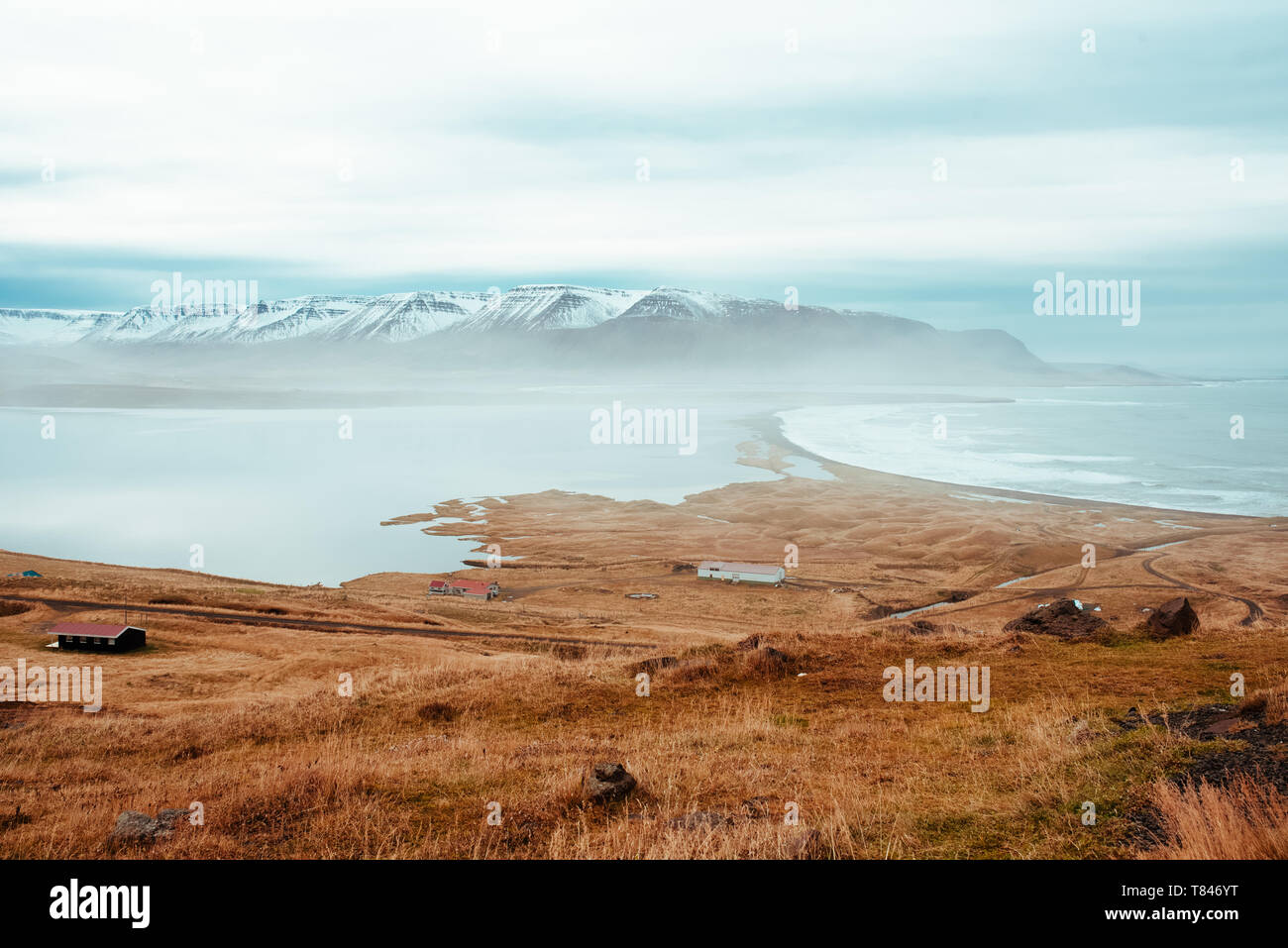 Le montagne sullo sfondo, Eskifjörður, Sudur-Mulasysla, Islanda Foto Stock
