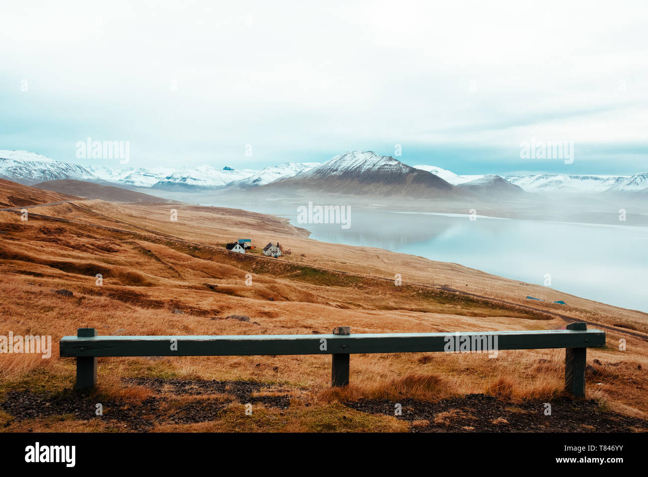 Le montagne sullo sfondo, Eskifjörður, Sudur-Mulasysla, Islanda Foto Stock