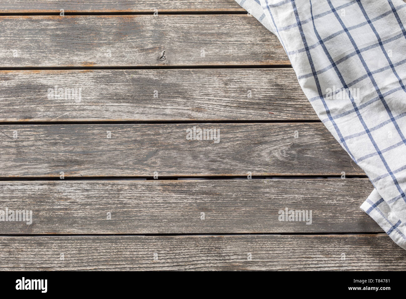 Bianco blu tovaglia checketed sulla cucina in legno tavolo - parte superiore di vista Foto Stock