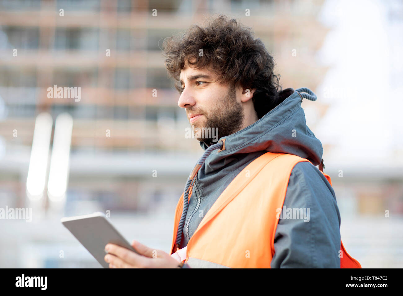 Uomo con tavoletta digitale su strada Foto Stock