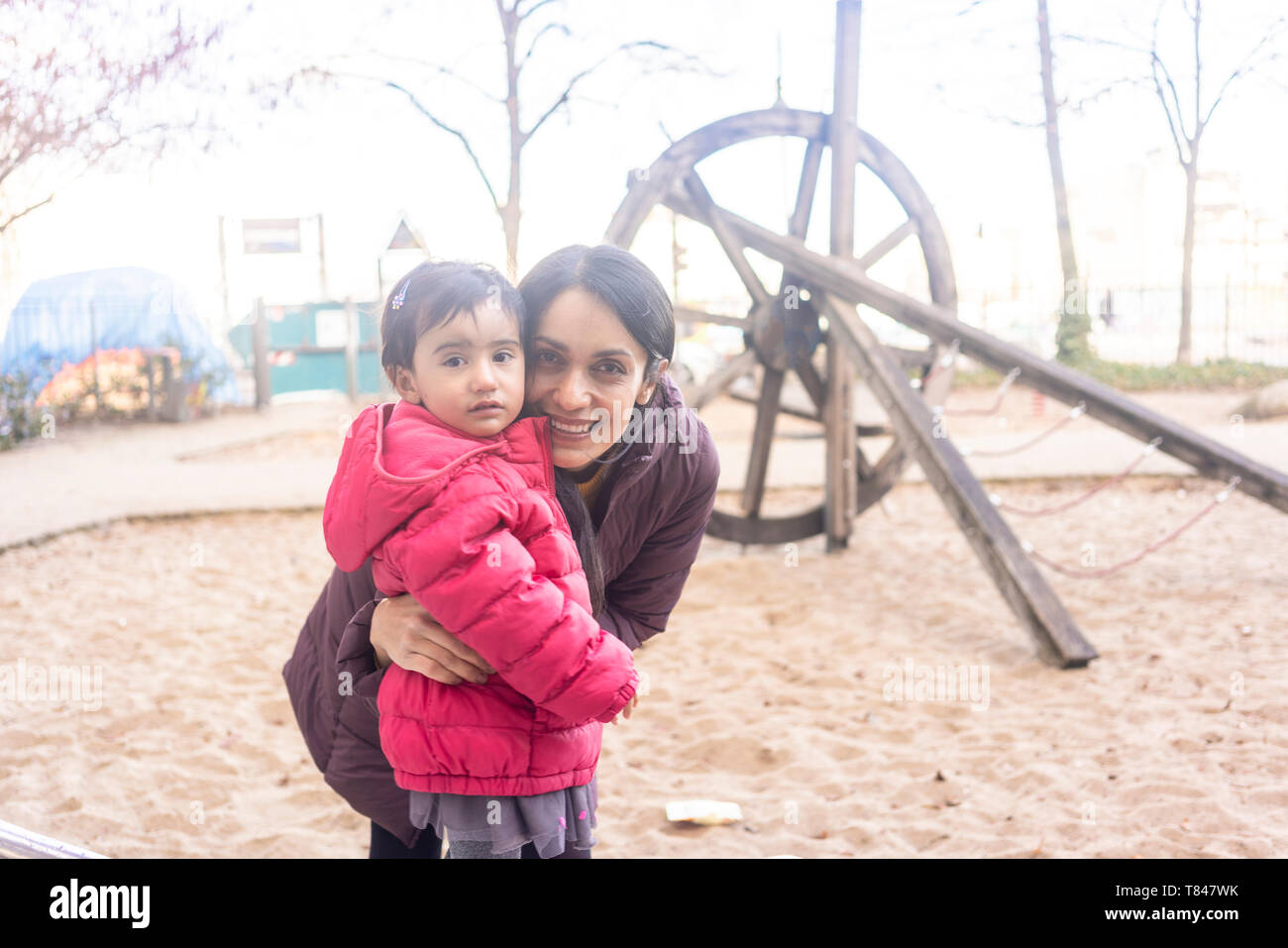 Madre e figlia nel parco giochi Foto Stock