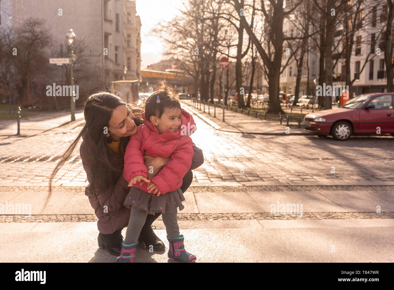 Madre e figlia sul marciapiede Foto Stock