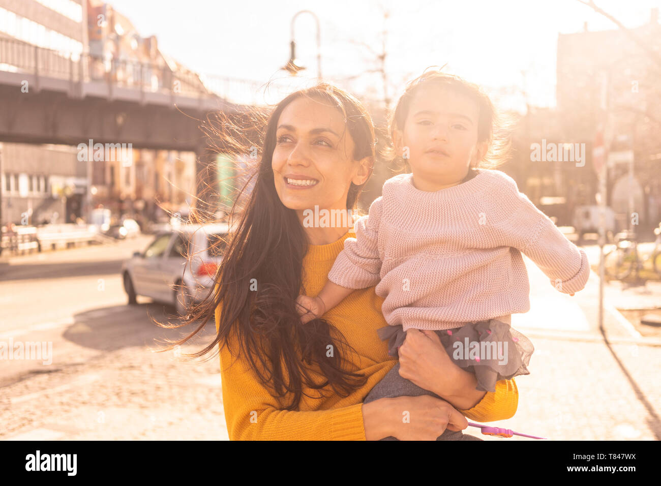 Madre e figlia di esplorare la città di Berlino, Germania Foto Stock