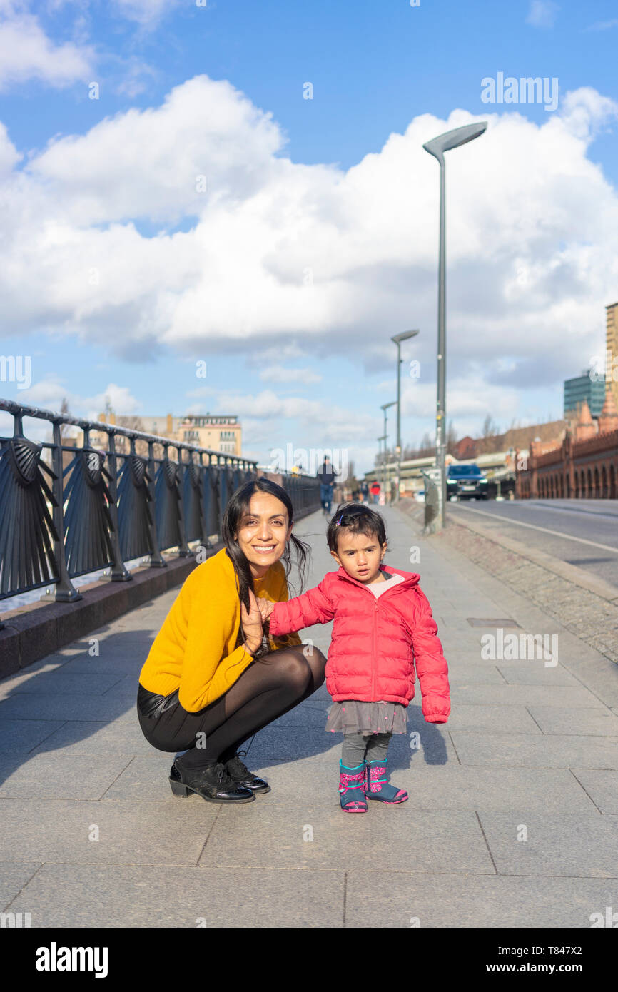 Madre e figlia di esplorare la città di Berlino, Germania Foto Stock