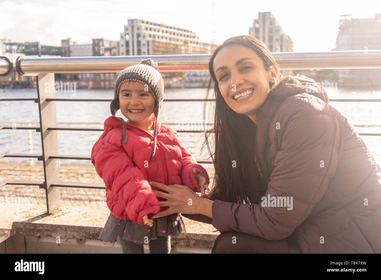 Madre e figlia dal fiume, Berlino, Germania Foto Stock