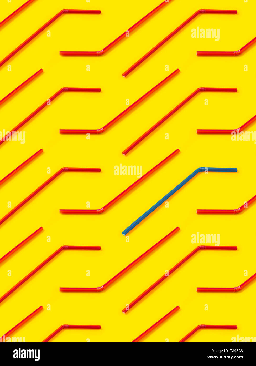 Il rosso e il blu cannucce prevista in diagonale su sfondo giallo Foto Stock