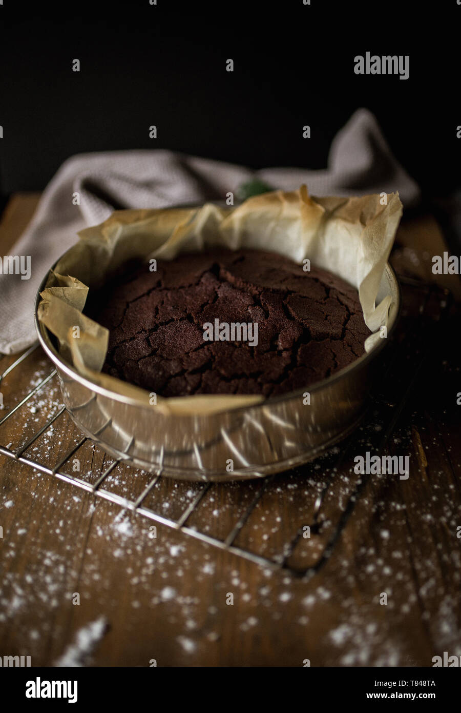 Torta al cioccolato in una teglia da forno Foto Stock