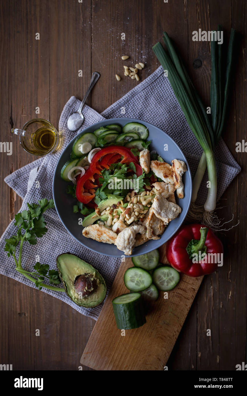 Varietà di verdure e pezzi di pollo sulla piastra Foto Stock