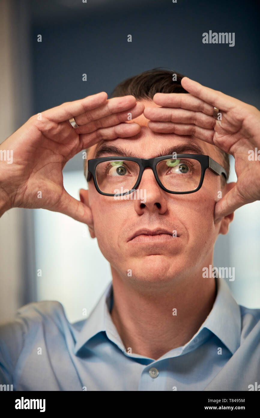 Uomo di pensiero profondo Foto Stock