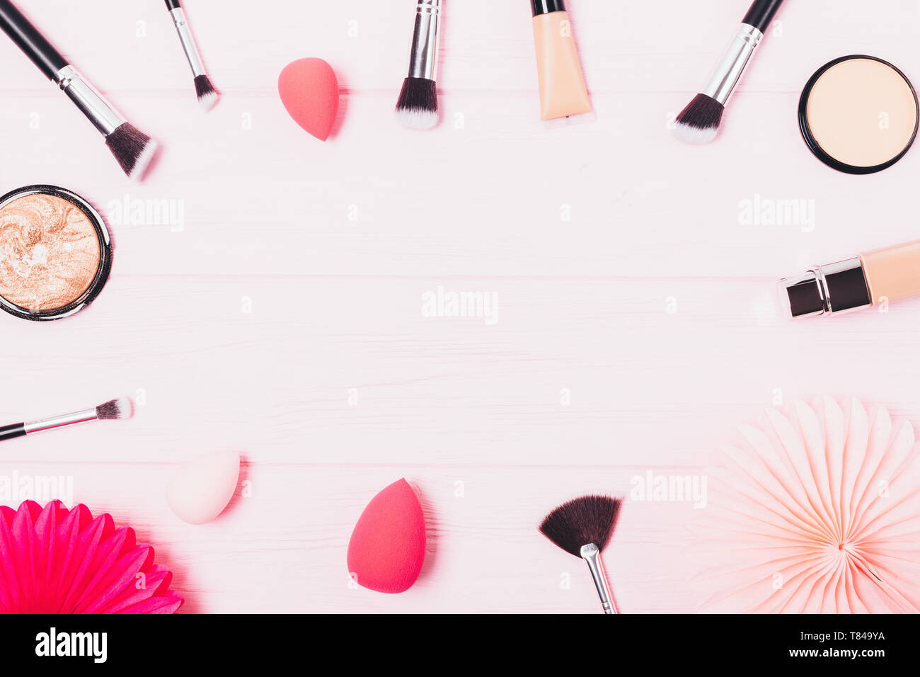 Makeup prodotti di bellezza per anche incarnato e la mascheratura di imperfezioni della pelle vicino professional spazzole e spugne per applicazione su sfondo rosa con b Foto Stock