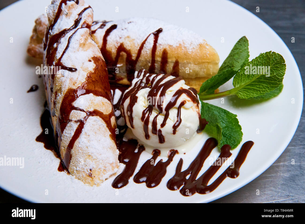 Il gelato e la torta con la cioccolata calda. Foto Stock