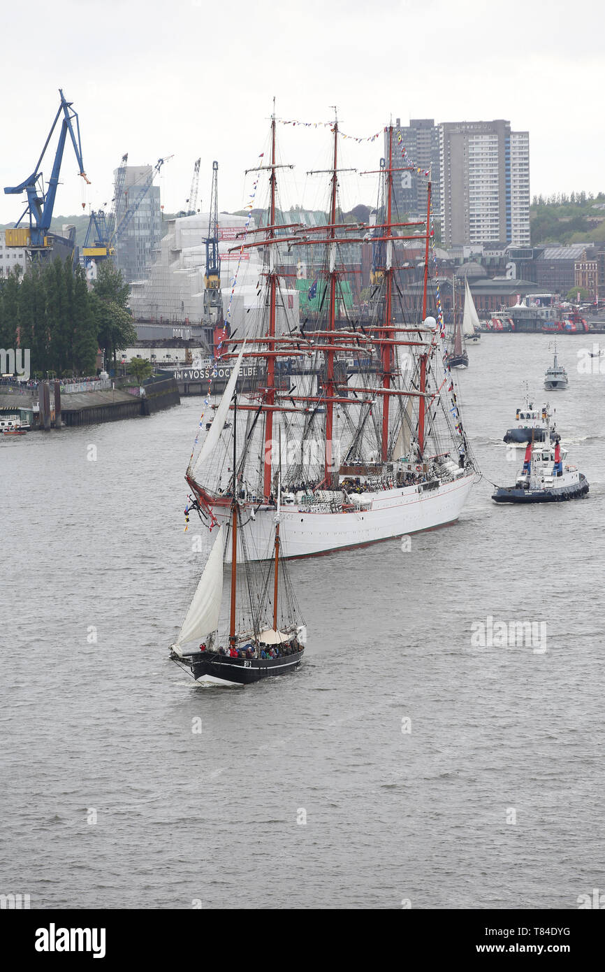 Amburgo, Germania. Il 10 maggio, 2019. Il Russo Tall Ship Sedov è la vela sul fiume Elba durante la parata di entrata del porto di compleanno. Il 830th dal porto di Amburgo compleanno ha iniziato a. La gente di Amburgo riguardo il 7 maggio 1189 come il compleanno del loro porto - a quel tempo i cittadini di Amburgo sono stati concessi, un accesso esente da dazio per le loro navi sull'Elba dalla città al Mare del Nord. È considerato il più grande del mondo festival del porto. Credito: Bodo segna/dpa/Alamy Live News Foto Stock