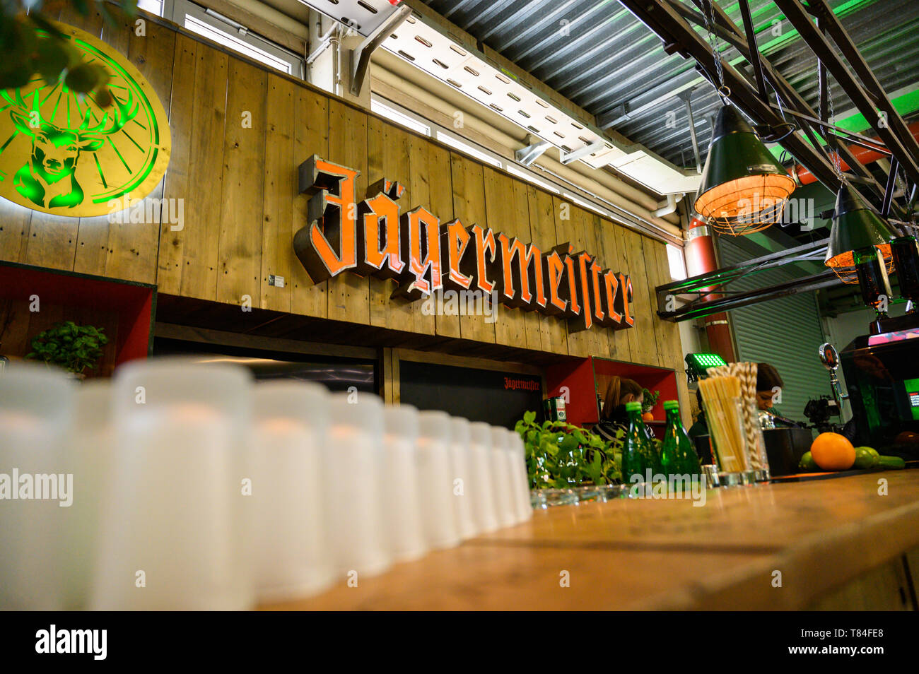 10 maggio 2019, Bassa Sassonia, Wolfenbüttel: un bar con il logo Jägermeister sarà istituito presso l'apertura nella recentemente ampliato impianto di imbottigliamento della bevanda fabbricante Jägermeister. Con questa espansione, Jägermeister ha, secondo le proprie informazioni, realizzato uno dei più grandi spiriti di impianti di imbottigliamento in Europa. Foto: Christophe Gateau/dpa Foto Stock