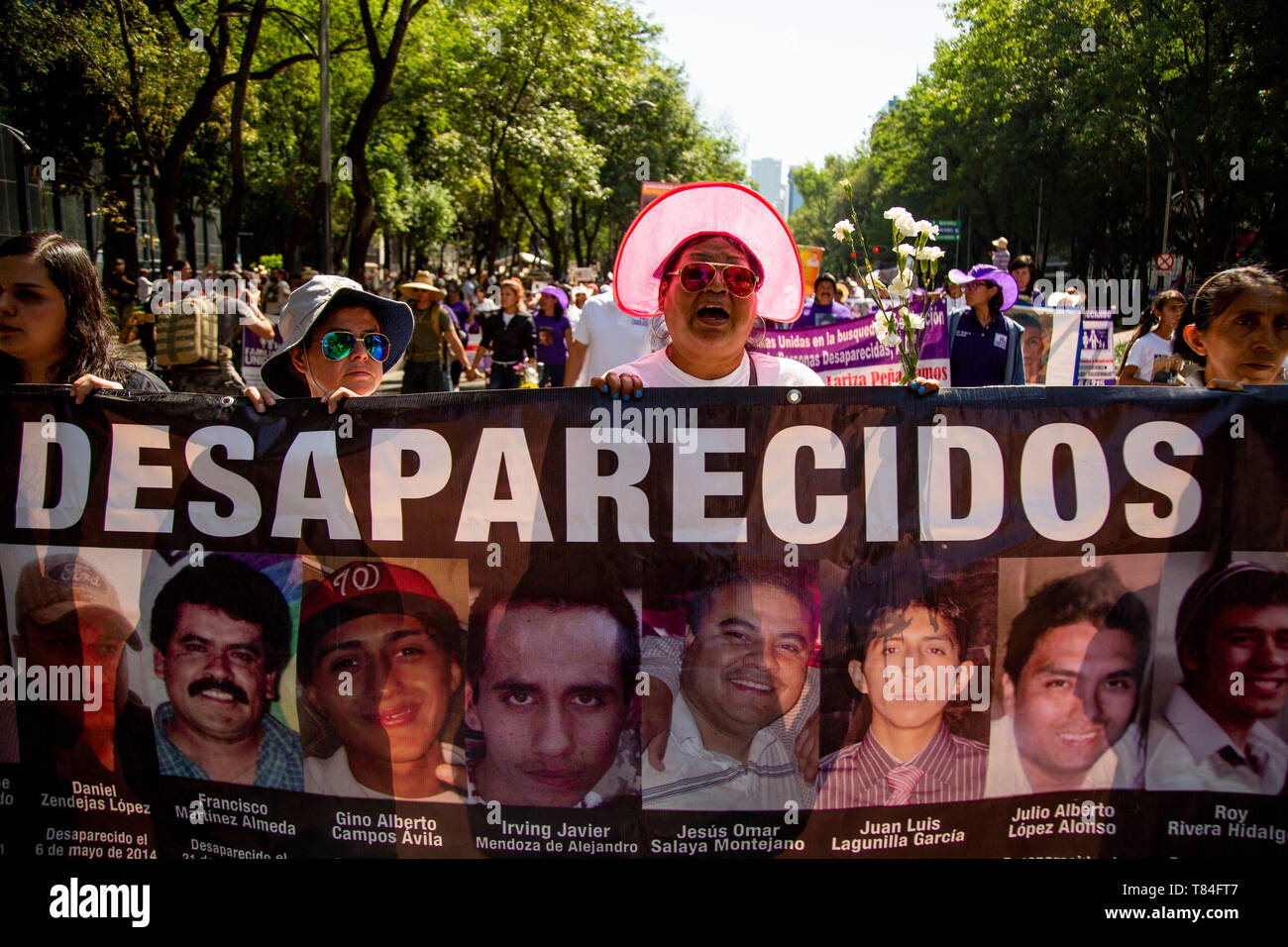 Città del Messico. Il 10 maggio, 2019. Le donne di marzo con le foto dei loro parenti rapiti in una protesta, attraverso i quali hanno chiesto informazioni circa la sorte dei loro figli e familiari. In Messico, circa 40.000 persone sono considerati mancanti. Molte persone sono state uccise. Essi sono spesso vittime di potenti cartelli della droga e la grande criminalità. Credito: Jair Cabrera Torres/dpa/Alamy Live News Foto Stock
