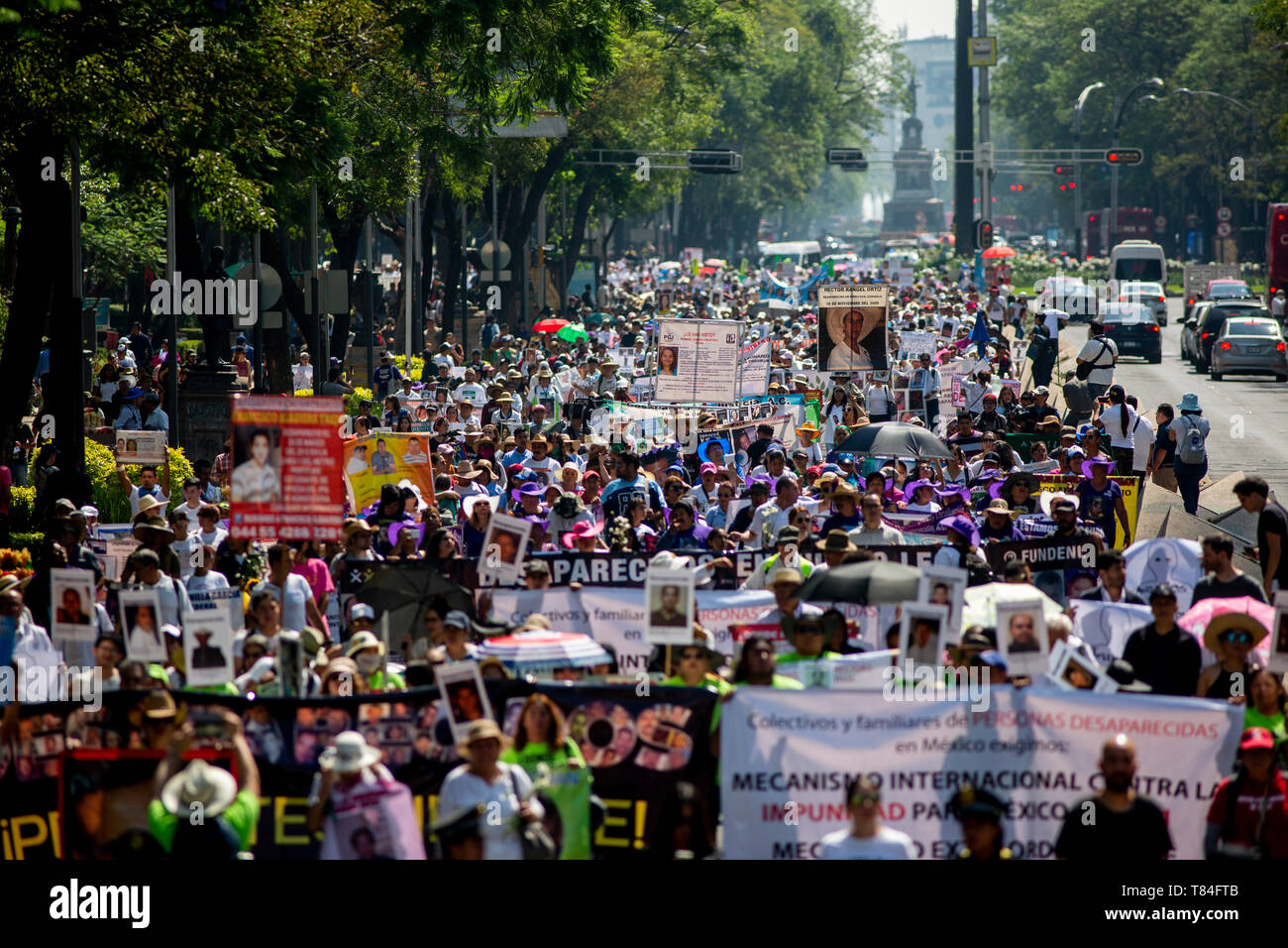 Città del Messico. Il 10 maggio, 2019. Numerose donne marzo in segno di protesta chiedendo informazioni circa la sorte dei loro bambini rapiti e parenti. In Messico, circa 40.000 persone sono considerati mancanti. Molte persone sono state uccise. Essi sono spesso vittime di potenti cartelli della droga e la grande criminalità. Credito: Jair Cabrera Torres/dpa/Alamy Live News Foto Stock