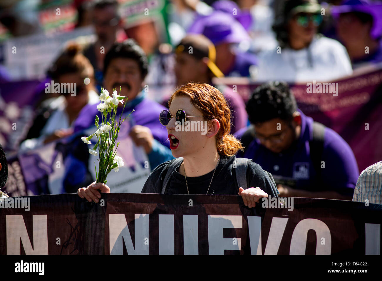 Città del Messico. Il 10 maggio, 2019. Numerose donne marzo sul messicano della Mamma e richiesta informazioni circa la sorte dei loro bambini rapiti e parenti. 'Bambini, ascolta la tua madre lotta per voi", hanno gridato. In Messico, circa 40.000 persone sono considerati mancanti. Molte persone sono state uccise. Essi sono spesso vittime di potenti cartelli della droga e la grande criminalità. Credito: Jair Cabrera Torres/dpa/Alamy Live News Foto Stock
