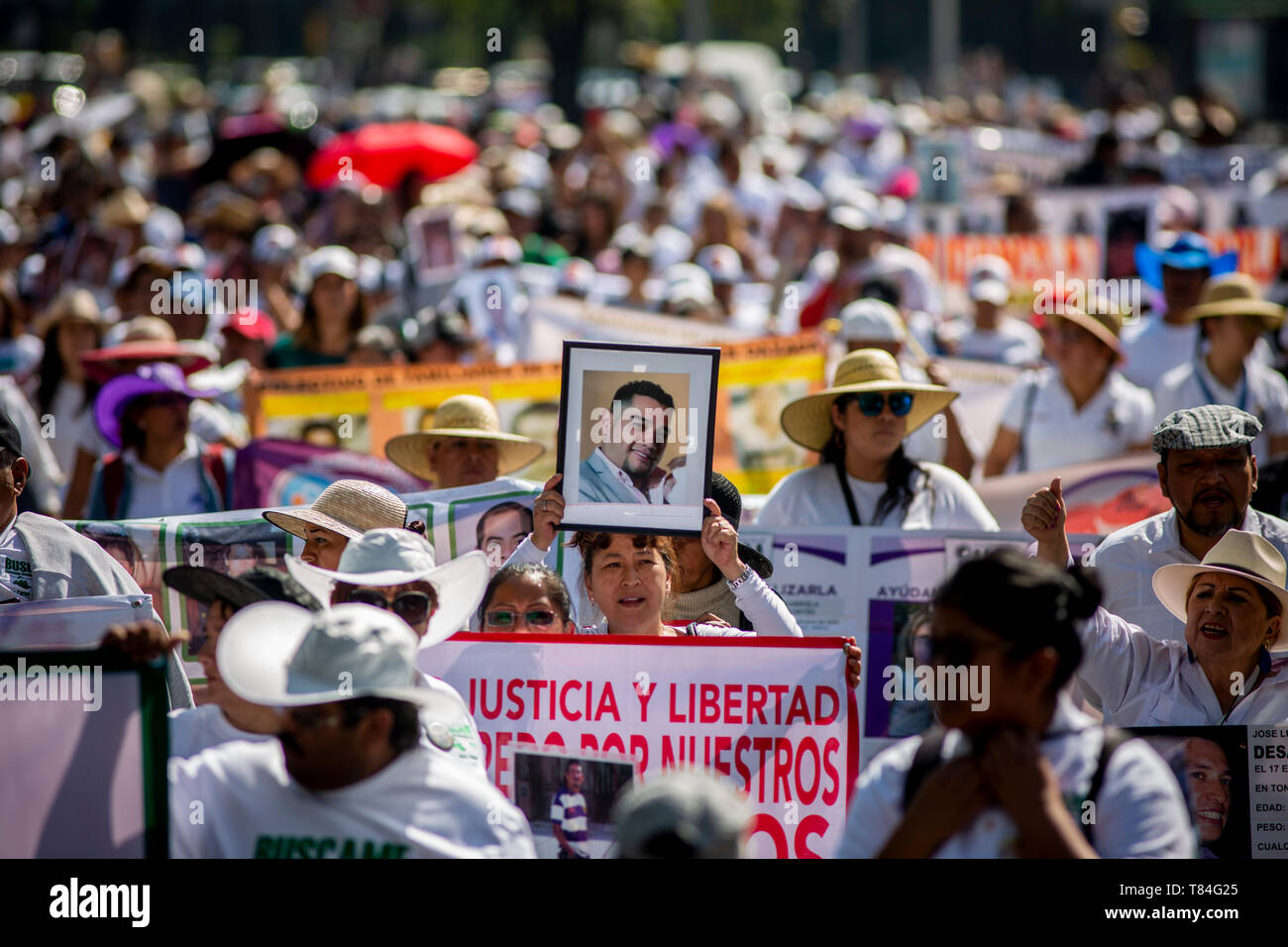Città del Messico. Il 10 maggio, 2019. Numerose donne marzo con le foto di parenti spostato in una protesta, attraverso i quali hanno chiesto informazioni circa la sorte dei loro figli e familiari. In Messico, circa 40.000 persone sono considerati mancanti. Molte persone sono state uccise. Essi sono spesso vittime di potenti cartelli della droga e la grande criminalità. Credito: Jair Cabrera Torres/dpa/Alamy Live News Foto Stock