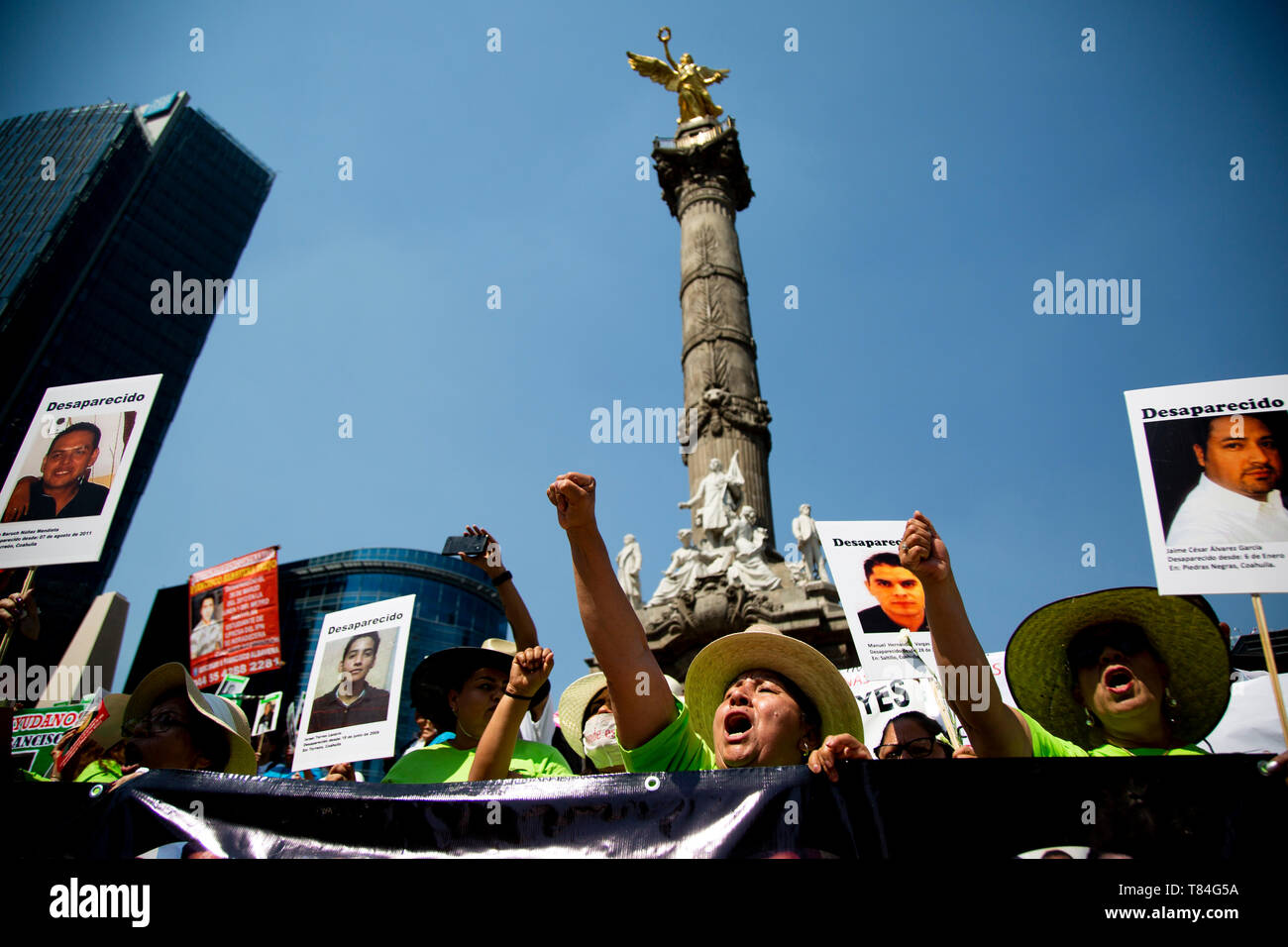 Città del Messico. Il 10 maggio, 2019. Le donne stringono i loro pugni e sollevare le immagini dei loro parenti mancanti in una protesta per chiedere informazioni circa la sorte dei loro bambini rapiti e parenti sul messicano della mamma. In Messico, circa 40.000 persone sono considerati mancanti. Molte persone sono state uccise. Essi sono spesso vittime di potenti cartelli della droga e la grande criminalità. Credito: Jair Cabrera Torres/dpa/Alamy Live News Foto Stock
