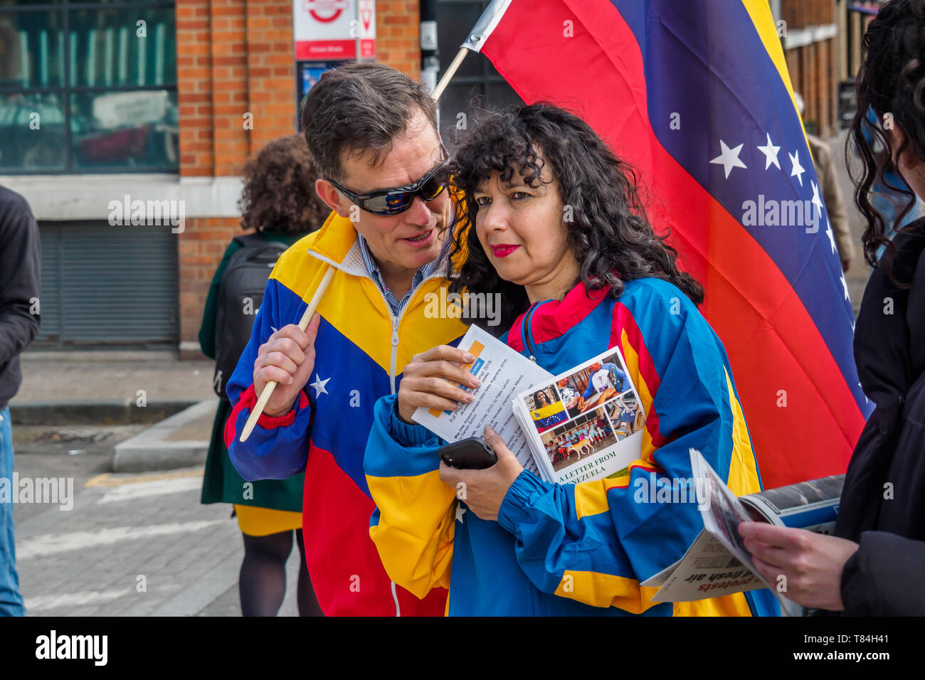 Londra, Regno Unito. Il 10 maggio 2019. I dimostranti fuori il Custode chiamata per porre fine alla media si trova circa la situazione in Venezuela. Dicono i media britannici, particolarmente il custode, sostiene attivamente un US-backed colpo di stato nel paese contro l'eletto democraticamente la leadership del governo venezuelano sotto la guida del Presidente Nicolas Maduro e la rivoluzione bolivariana di costruire il socialismo e indipendenza in America Latina piuttosto che la notifica dei fatti. Peter Marshall / Alamy Live News Foto Stock