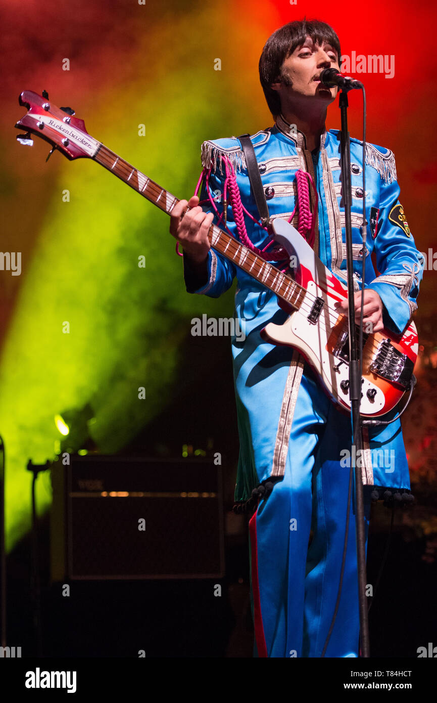 Glasgow, Regno Unito. Il 10 maggio 2019. LET IT BE, il Musical. L'iconico la musica dei Beatles con Let it be, il nuovo spettacolare concerto jam-packed con oltre 40 dei Beatles" greatest hits! Diretto dal West End, questo hit internazionale mostra celebra il retaggio del mondo la più grande rock 'n' roll band. Rivivendo i Beatles' aumento meteorica dal loro umili inizi ad altezze di beatlemania con esibizioni dal vivo dei primi brani tra cui Twist and Shout e vi ama nonché global mega-hits ieri, Hey Jude, si incontrano e si va. Credito: Colin Fisher/Alamy Live News Foto Stock