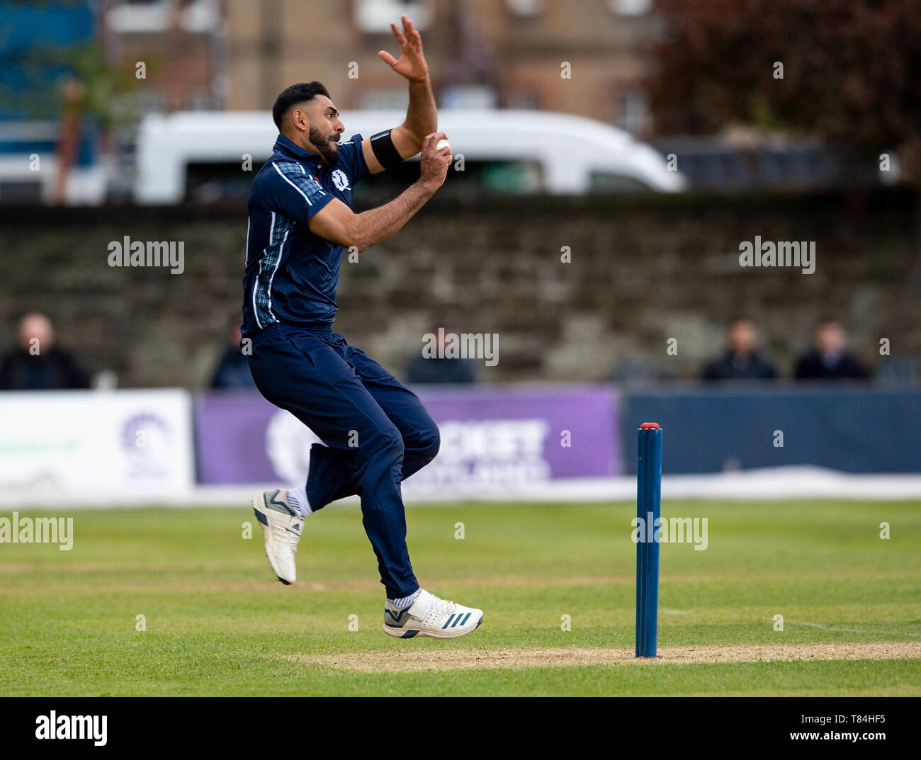 Il Grange, Edimburgo, Midlothian, Regno Unito. Il 10 maggio 2019. Scozia v Afghanistan ODI. Pic mostra: Scozia Safyaan Sharif, bocce durante il secondo inning come Scozia prendere sull'Afghanistan in una sola giornata internazionale presso il Grange, Edimburgo Credito: Ian Jacobs/Alamy Live News Foto Stock