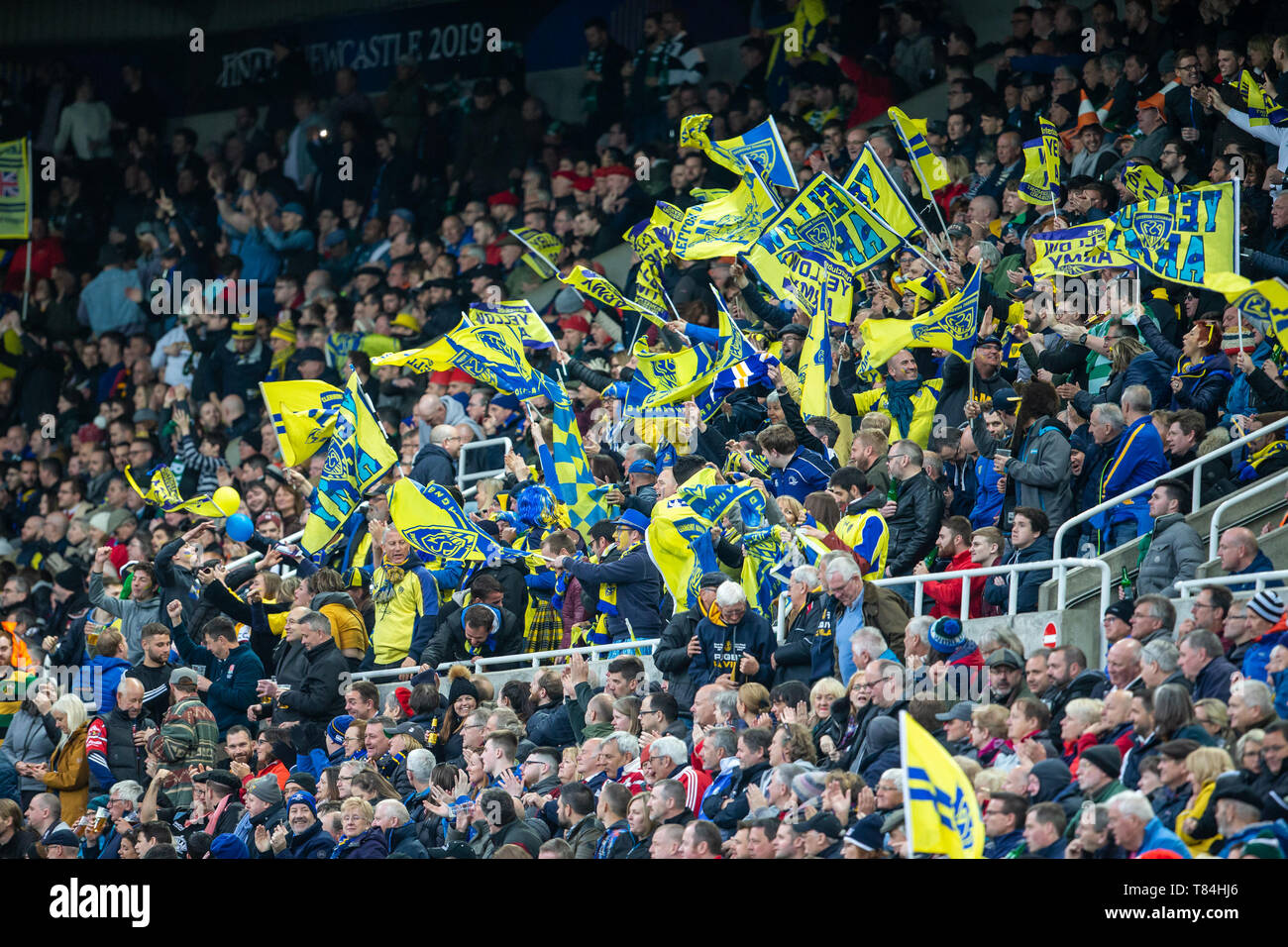 St James Park, Newcastle, Regno Unito. Il 10 maggio, 2019. European Challenge Cup finale di rugby, ASM CLERMONT AUVERGNE rispetto a La Rochelle; Clermont onde ventole le loro bandiere Credito: Azione Sport Plus/Alamy Live News Foto Stock