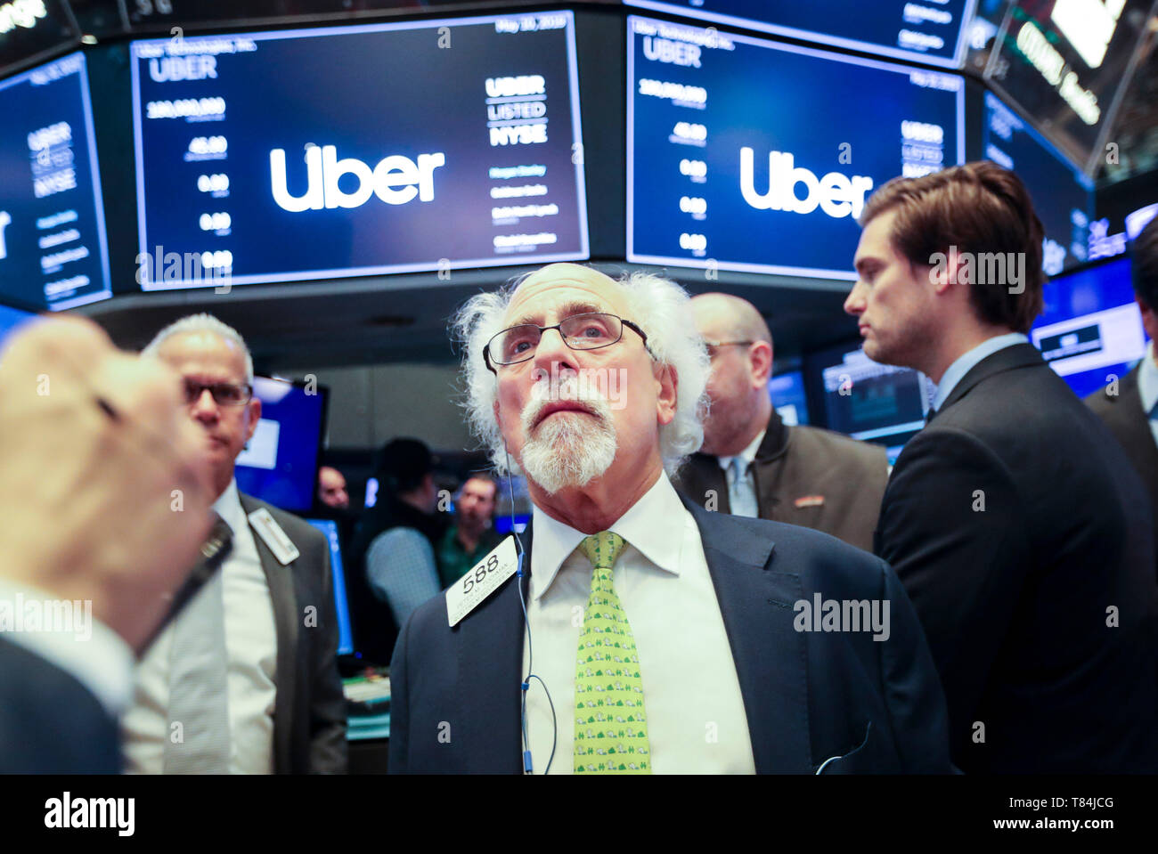 (190511) -- Pechino, 11 maggio 2019 (Xinhua) -- trader lavorano presso il New York Stock Exchange durante l'offerta pubblica iniziale (IPO) di Uber Technologies Inc. di New York, Stati Uniti, 10 maggio 2019. Foto Stock