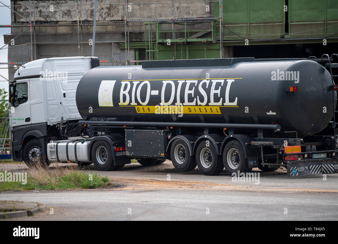 09 maggio 2019, Brandeburgo, Schwedt/Oder: un serbatoio camion con la scritta Bio-Diesel è in attesa davanti all'ingresso sulla società locali di Diesel Verbio Schwedt GmbH, scattate durante il viaggio stampa dell'Agenzia per le energie rinnovabili. Foto: Monika Skolimowska/dpa-Zentralbild/dpa Foto Stock