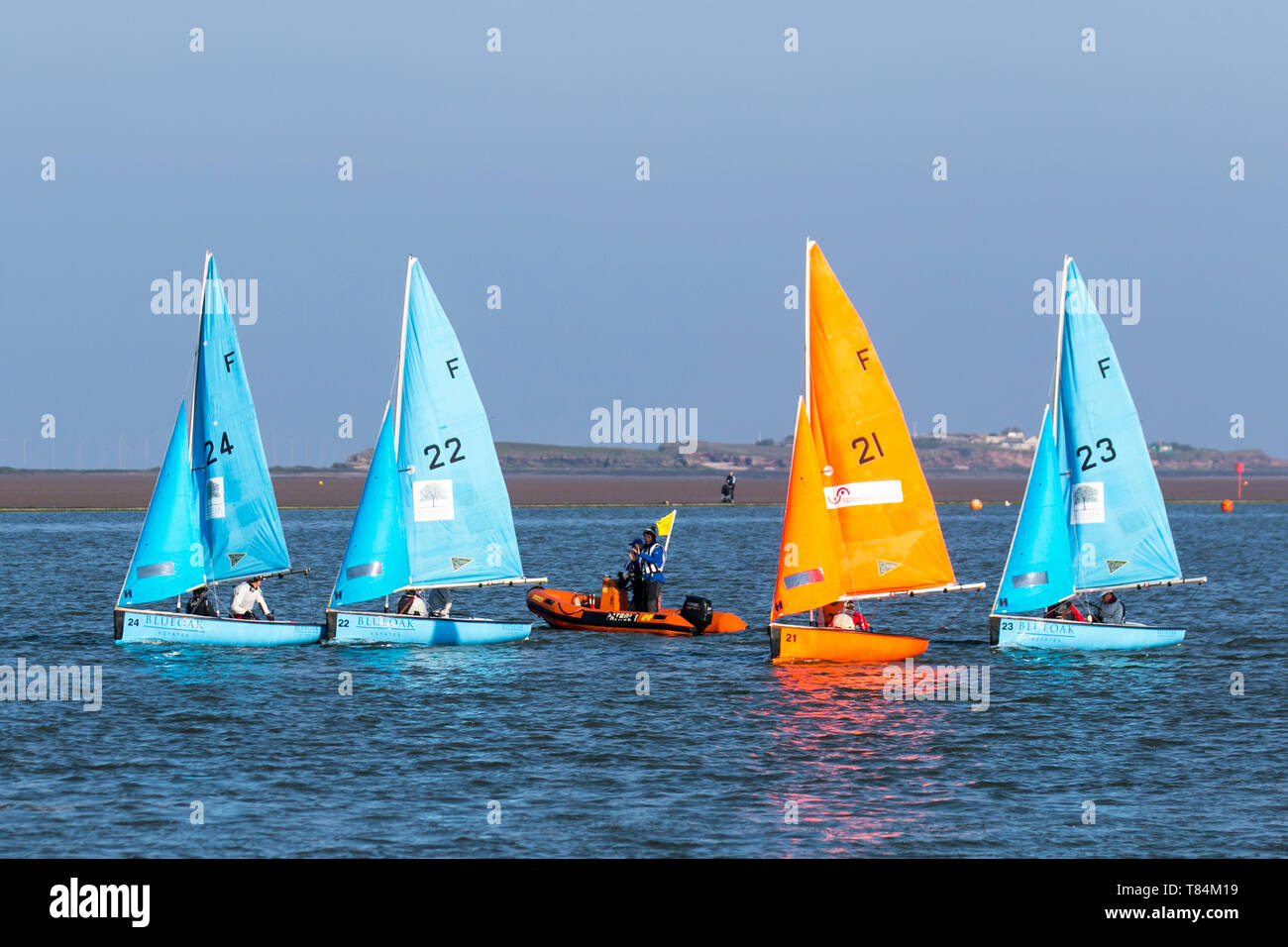 Gare di yacht a West Kirby, Liverpool, Regno Unito. 11 maggio 2019. British Open Team Racing Championships Trophy Sailing's Premier League 'The Wilson Trophy' 200. Il numero massimo di squadre di gara è stato aumentato a 36. L'evento del 2019 vede la partecipazione di 5 squadre americane, 2 equipaggi irlandesi, 1 barca australiana e il debutto del Team Austria. A completare il campo ci saranno 27 squadre britanniche, tra cui i campioni in carica, i West Kirby Hawks. I vincitori recenti sono anche West Exempent, Royal Forth Hoosiers e Birdham Bandits. Foto Stock