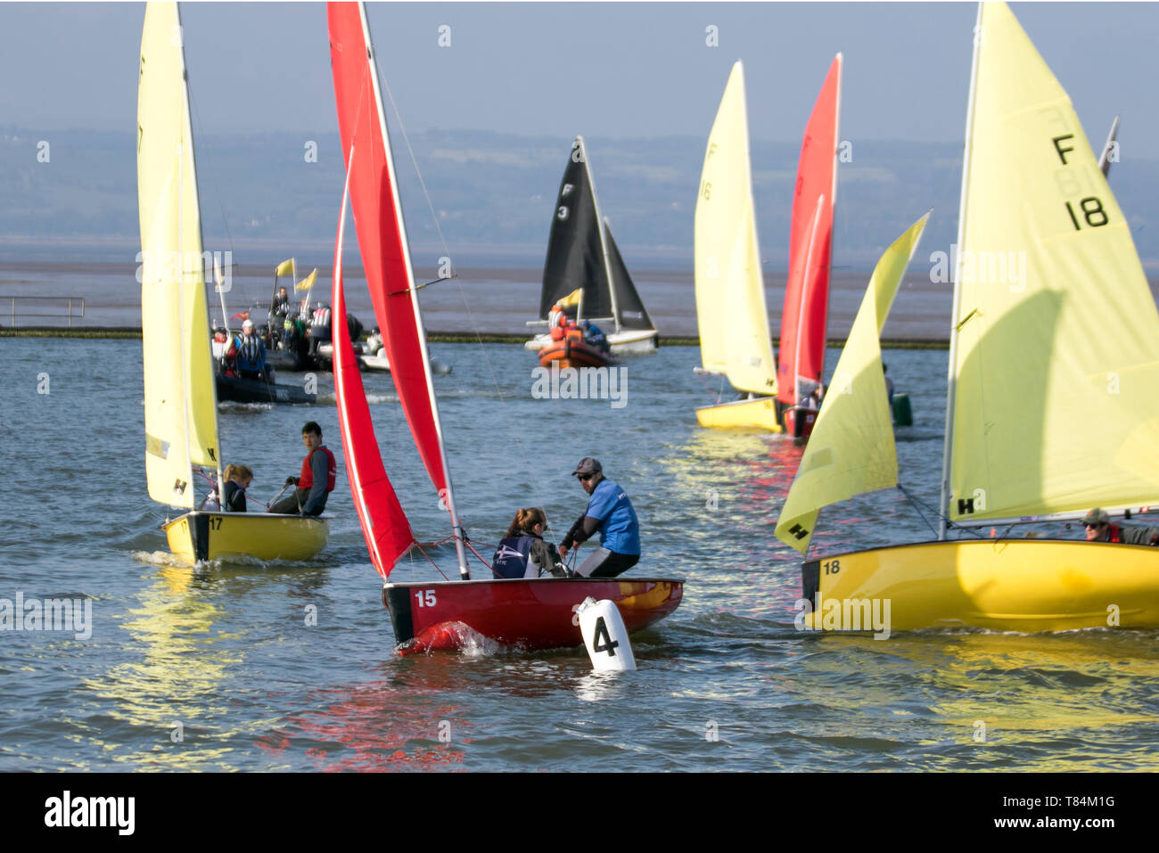 Gare di yacht a West Kirby, Liverpool, Regno Unito. 11 maggio 2019. British Open Team Racing Championships Trophy Sailing's Premier League 'The Wilson Trophy' 200. Il numero massimo di squadre di gara è stato aumentato a 36. L'evento del 2019 vede la partecipazione di 5 squadre americane, 2 equipaggi irlandesi, 1 barca australiana e il debutto del Team Austria. A completare il campo ci saranno 27 squadre britanniche, tra cui i campioni in carica, i West Kirby Hawks. I vincitori recenti sono anche West Exempent, Royal Forth Hoosiers e Birdham Bandits. Foto Stock