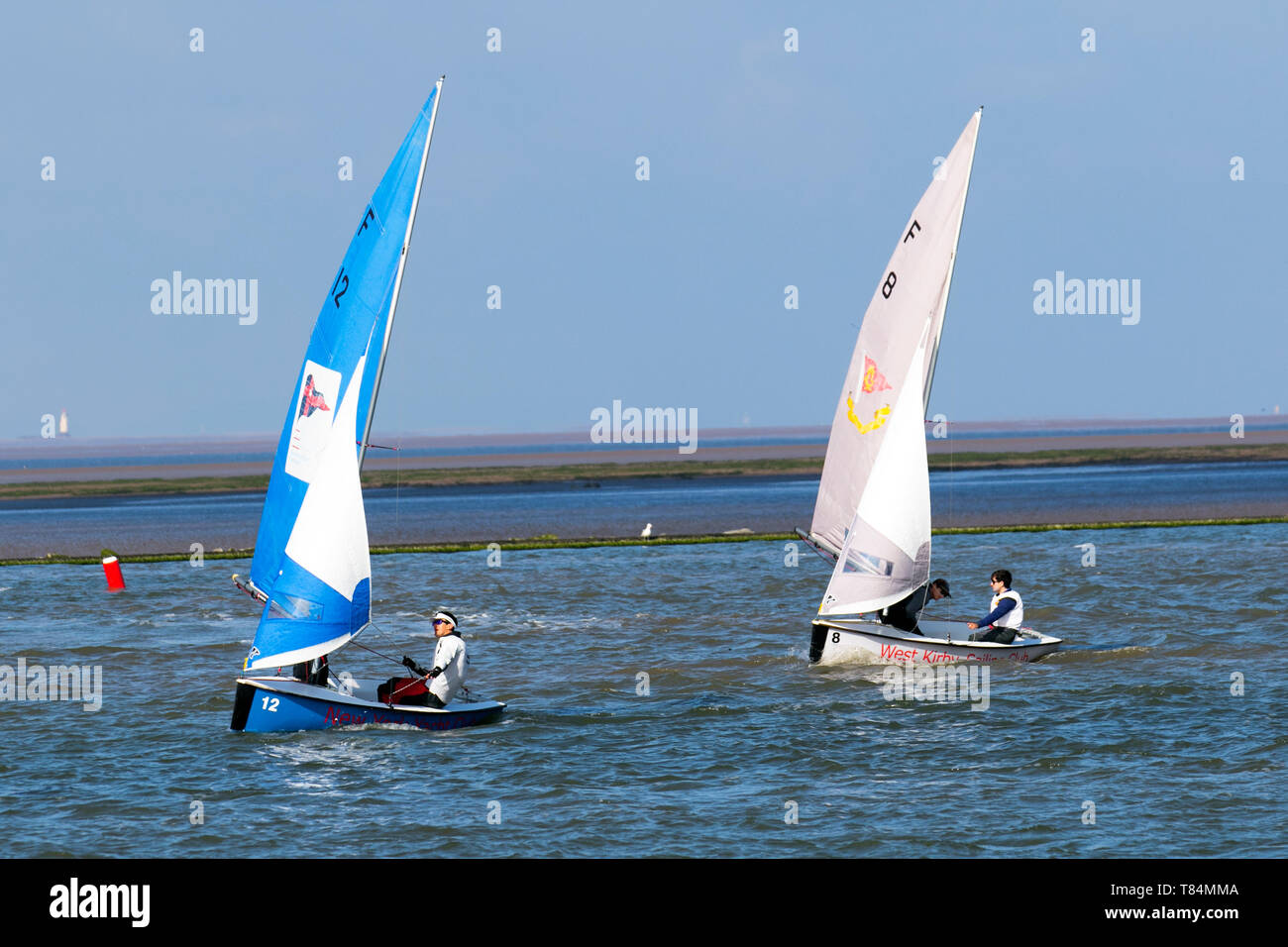 Gare di yacht a West Kirby, Liverpool, Regno Unito. 11 maggio 2019. British Open Team Racing Championships Trophy Sailing's Premier League 'The Wilson Trophy' 200. Il numero massimo di squadre di gara è stato aumentato a 36. L'evento del 2019 vede la partecipazione di 5 squadre americane, 2 equipaggi irlandesi, 1 barca australiana e il debutto del Team Austria. A completare il campo ci saranno 27 squadre britanniche, tra cui i campioni in carica, i West Kirby Hawks. I vincitori recenti sono anche West Exempent, Royal Forth Hoosiers e Birdham Bandits. Foto Stock