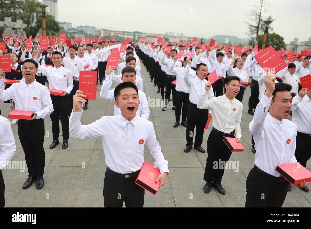 Guiyang, della Cina di Guizhou. 11 Maggio, 2019. Gli studenti celebrare durante il raggiungimento della maturità cerimonia in Aula Confucio nella città di Guiyang, a sud-ovest della Cina di Guizhou, 11 maggio 2019. Credito: Ou Dongqu/Xinhua/Alamy Live News Foto Stock