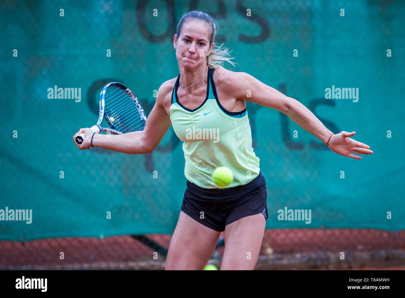 Anna Bondar colpisce la palla con i diretti. GES/tennis/tennis femminile  League: Ruepppurr TC - TC