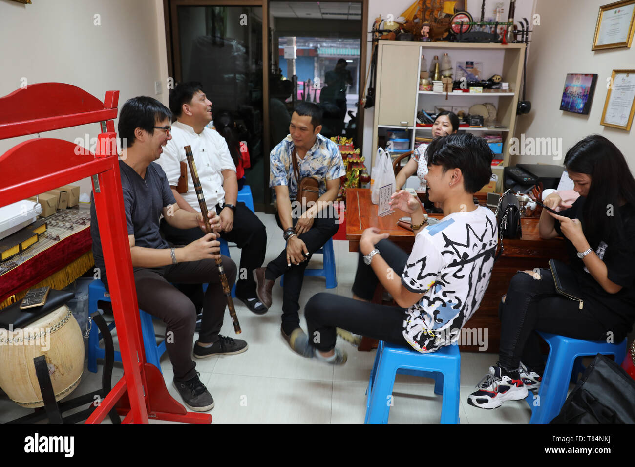 (190511) -- Bangkok, 11 maggio 2019 (Xinhua) -- i membri 'Tianxian' chat di banda nel SW di musica cinese nel centro di Bangkok, Thailandia, 9 maggio 2019. Banda di Thai 'Tianxian", che letteralmente significa "stringhe celeste", si compone di diversi Thais che sono pazzi strumenti musicali Cinesi. Stranamente, però, nessuno di essi è in grado di parlare fluentemente cinese. Nella società tailandese in cui western strumenti musicali prendere dominante, un nastro dotato di strumenti musicali Cinesi, ma non è una cosa rara. Sanchai, uno dei membri della band, è un insegnante di musica a Huachiew Chalermprakiet University e ha schiacciato il mento Foto Stock