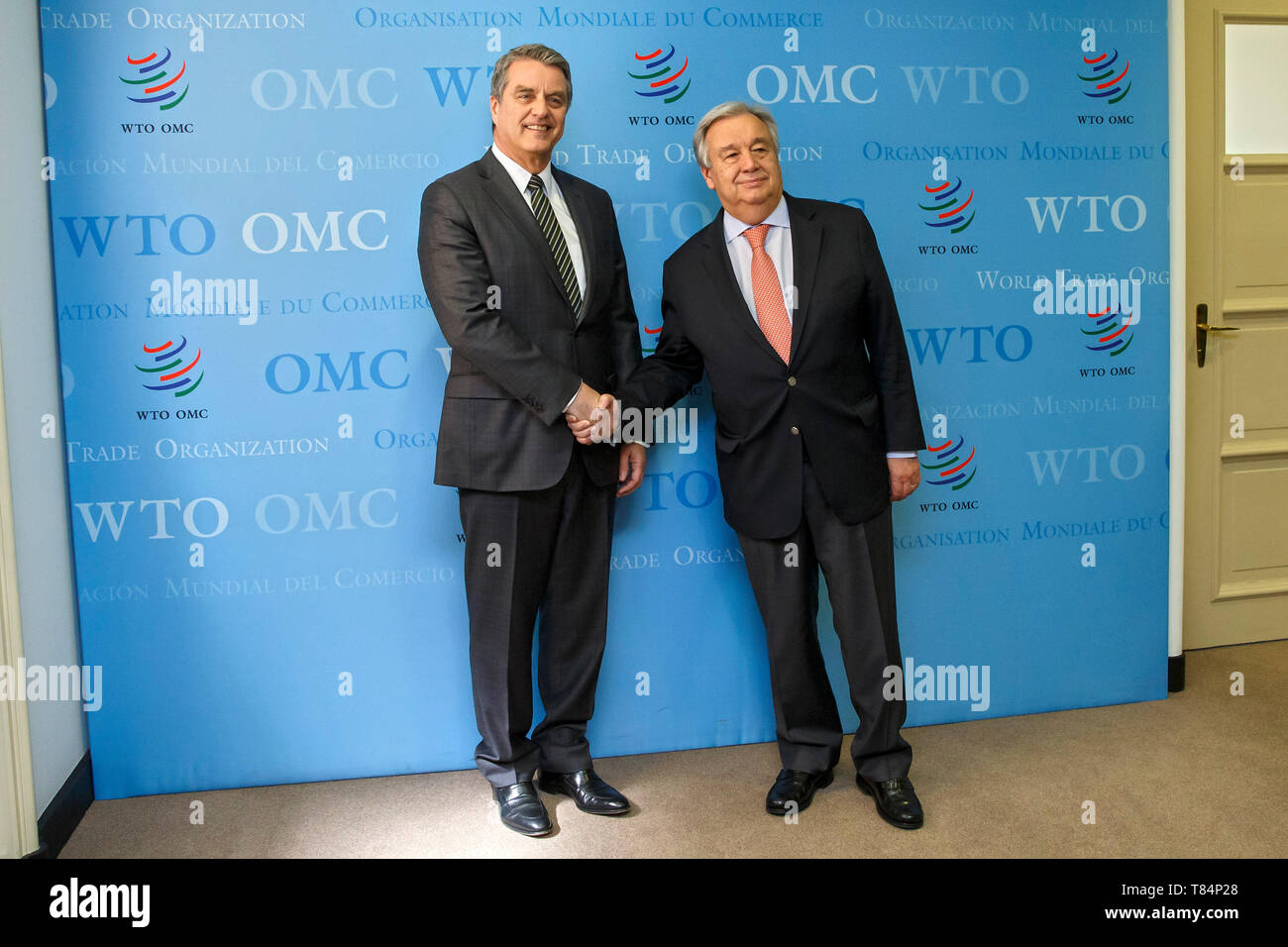 (190511) -- Ginevra, 11 maggio 2019 (Xinhua) -- il Segretario Generale delle Nazioni Unite Antonio Guterres (R) scuote le mani con Roberto Azevedo, direttore generale dell'Organizzazione mondiale del commercio (OMC), presso la sede dell'OMC a Ginevra, Svizzera, 10 maggio 2019. Le attuali tensioni mondiali sono un grosso ostacolo per lo sviluppo sostenibile, Antonio Guterres ha detto alla OMC il venerdì. "Significativi ostacoli sono emersi nei nostri sforzi per sfruttare la forza positiva della globalizzazione per lo sviluppo sostenibile", ha detto Guterres in un indirizzo storico prima che il Consiglio generale dell'OMC. (Xinhua/piscina/Salvatore D Foto Stock