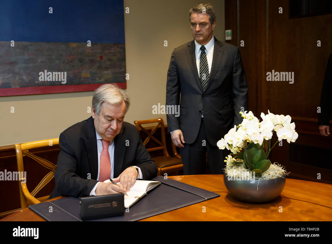 Ginevra, Svizzera. Il 10 maggio, 2019. Segretario generale delle Nazioni Unite Antonio Guterres (L) Firma il libro d'oro dell'Organizzazione mondiale del commercio (OMC), presso la sede dell'OMC a Ginevra, Svizzera, 10 maggio 2019. Le attuali tensioni mondiali sono un grosso ostacolo per lo sviluppo sostenibile, Antonio Guterres ha detto alla OMC il venerdì. "Significativi ostacoli sono emersi nei nostri sforzi per sfruttare la forza positiva della globalizzazione per lo sviluppo sostenibile", ha detto Guterres in un indirizzo storico prima che il Consiglio generale dell'OMC. Credito: piscina/Salvatore Di Nolfi/Xinhua/Alamy Live News Foto Stock