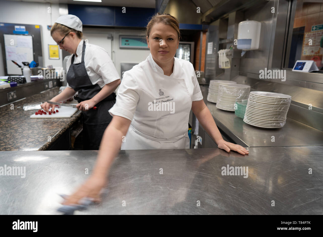 Bagshot, Surrey, Regno Unito. 26 apr, 2019. Sarah Frankland visto per la preparazione e la pulizia della superficie di lavoro nella sua cucina al Pennyhill Park hotel dove ella è il capo chef pasticcere durante lo Show.Sarah è attualmente un concorrente nella grande British precotti. Credito: Lexie Harrison-Cripps SOPA/images/ZUMA filo/Alamy Live News Foto Stock