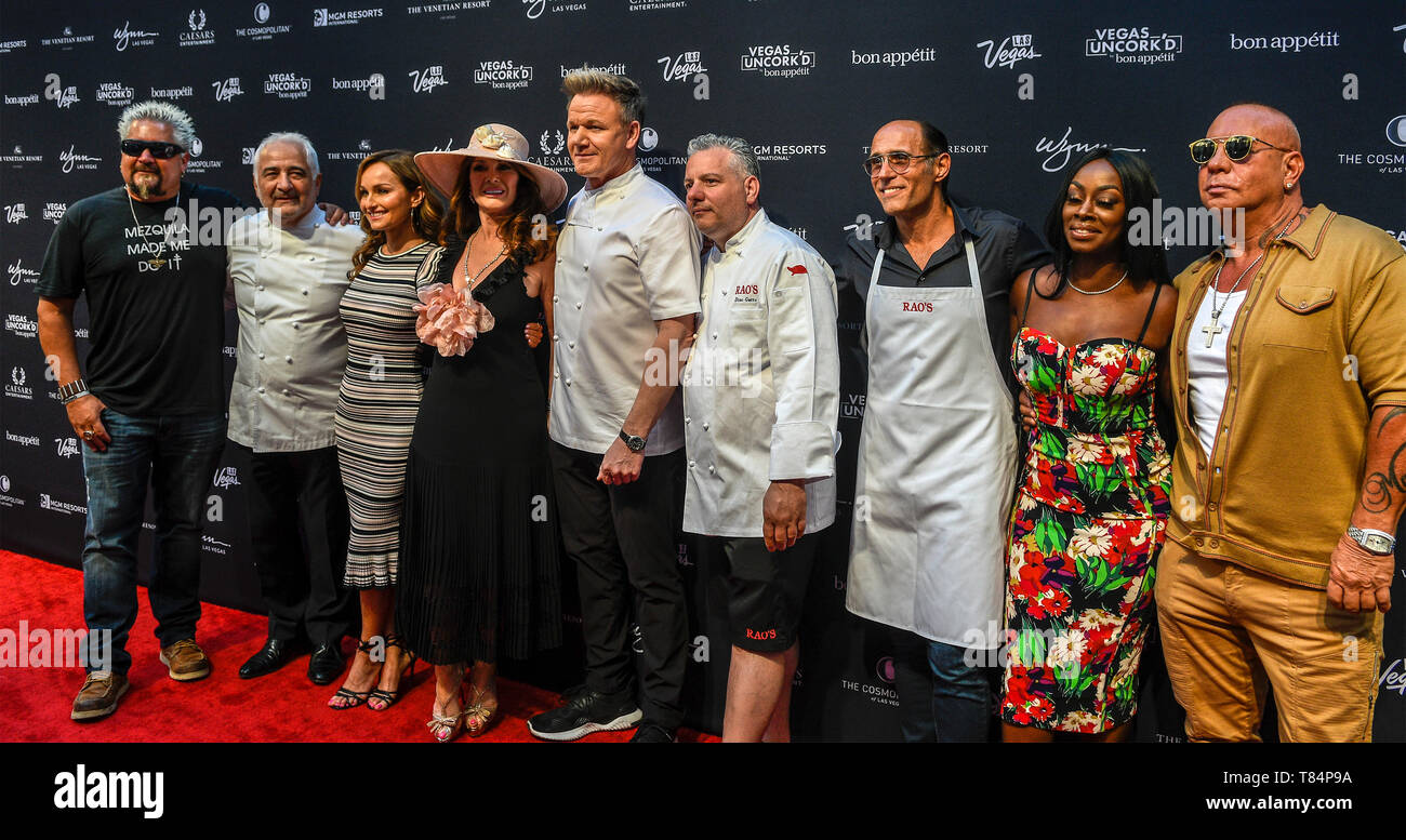 Las Vegas, NV, Stati Uniti d'America. Il 10 maggio, 2019. Guy fieri, Guy Savoy, Giada De Laurentiis, Gordon Ramsay, Lisa Vanderpump, Dino Gatto, Frank Pellegrino Jr., Steve Martorano presso il Grand Tasting durante il XIII annuale UncorkÕd Las Vegas Dal Bon AppŽtit al Giardino degli dèi piscina Oasis al Caesars Palace il 10 maggio 2019. Credito: Damairs Carter/media/punzone Alamy Live News Foto Stock