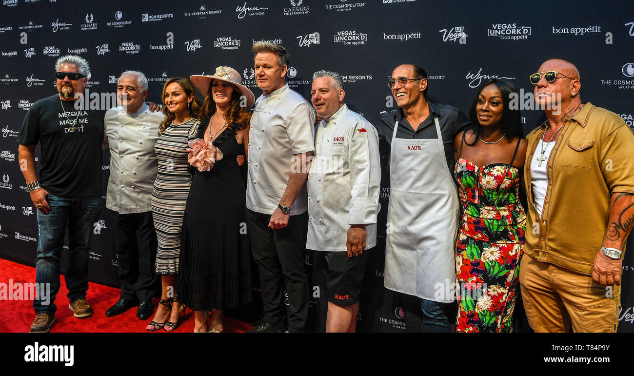 Las Vegas, NV, Stati Uniti d'America. Il 10 maggio, 2019. Guy fieri, Guy Savoy, Giada De Laurentiis, Gordon Ramsay, Lisa Vanderpump, Dino Gatto, Frank Pellegrino Jr., Steve Martorano presso il Grand Tasting durante il XIII annuale UncorkÕd Las Vegas Dal Bon AppŽtit al Giardino degli dèi piscina Oasis al Caesars Palace il 10 maggio 2019. Credito: Damairs Carter/media/punzone Alamy Live News Foto Stock
