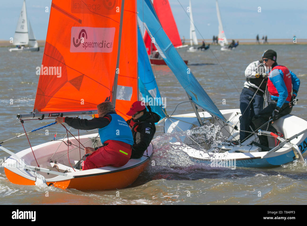 West Kirby, Liverpool, Regno Unito. 11 Maggio, 2019. British Open Team Racing Campionati di Vela Trofeo's Premier League " Il Trofeo Wilson' 200 utilizzando la lucciola vela raceboats. Il numero massimo di squadre è stato aumentato a 36. L'evento 2019 dispone di 5 squadre americane, 2 Irlandese, 1 australiano del team gare, e rendendo il loro debutto Team Austria. Arrotondando fuori campo sarà 27 scuderie inglesi, compresa la difesa di campioni, la West Kirby falchi. I recenti vincitori anche il ritorno ad ovest sono esenti, Royal via Hoosiers e Birdham banditi. Credito: MediaWorldImages/Alamy Live News Foto Stock