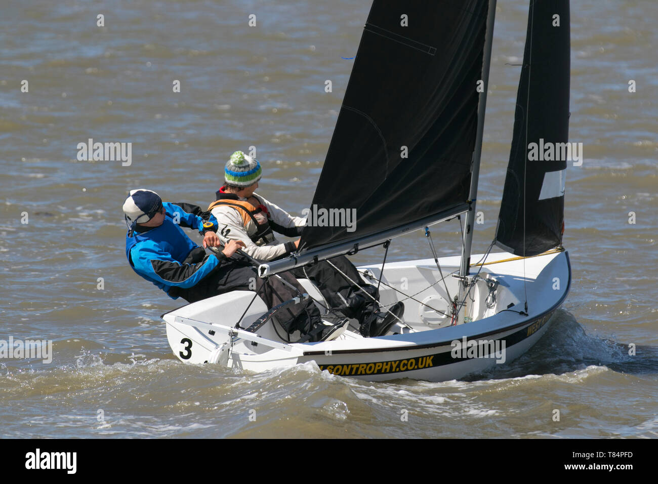 Gare di yacht a West Kirby, Liverpool, Regno Unito. 11 maggio 2019. British Open Team Racing Championships Trophy Sailing's Premier League 'The Wilson Trophy' 200. Il numero massimo di squadre di gara è stato aumentato a 36. L'evento del 2019 vede la partecipazione di 5 squadre americane, 2 equipaggi irlandesi, 1 barca australiana e il debutto del Team Austria. A completare il campo ci saranno 27 squadre britanniche, tra cui i campioni in carica, i West Kirby Hawks. I vincitori recenti sono anche West Exempent, Royal Forth Hoosiers e Birdham Bandits. Foto Stock