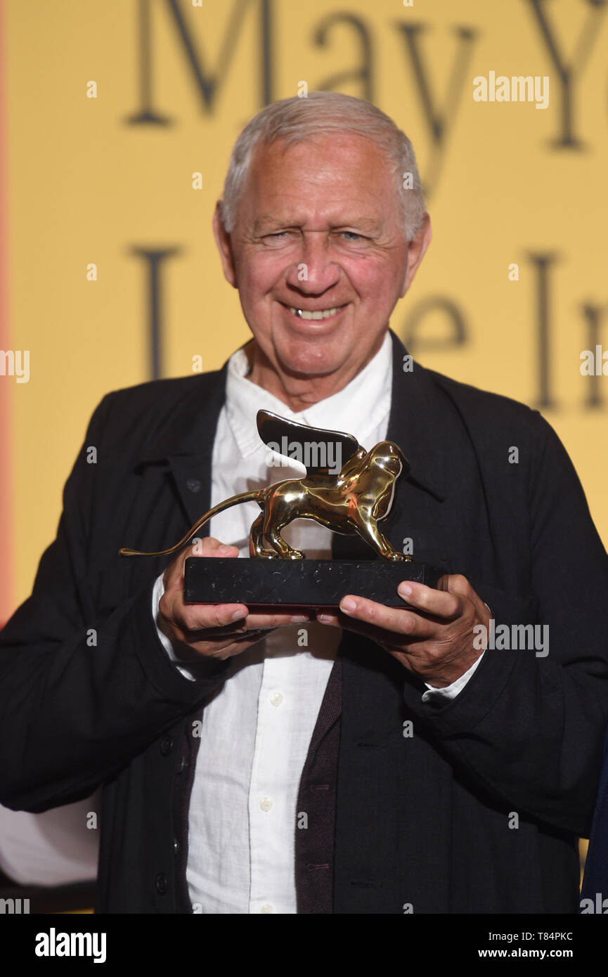 Venedig, Italia. 11 Maggio, 2019. L'artista statunitense Jimmie Durham sarà sul palco con il suo Leone d'oro per la sua vita di lavoro al 2019 Venezia Biennale Arte Golden Lion Awards. L'esposizione internazionale d'arte inizia il 11.05.2019 e termina il 24.11.2019. Credito: Felix Hörhager/dpa/Alamy Live News Foto Stock