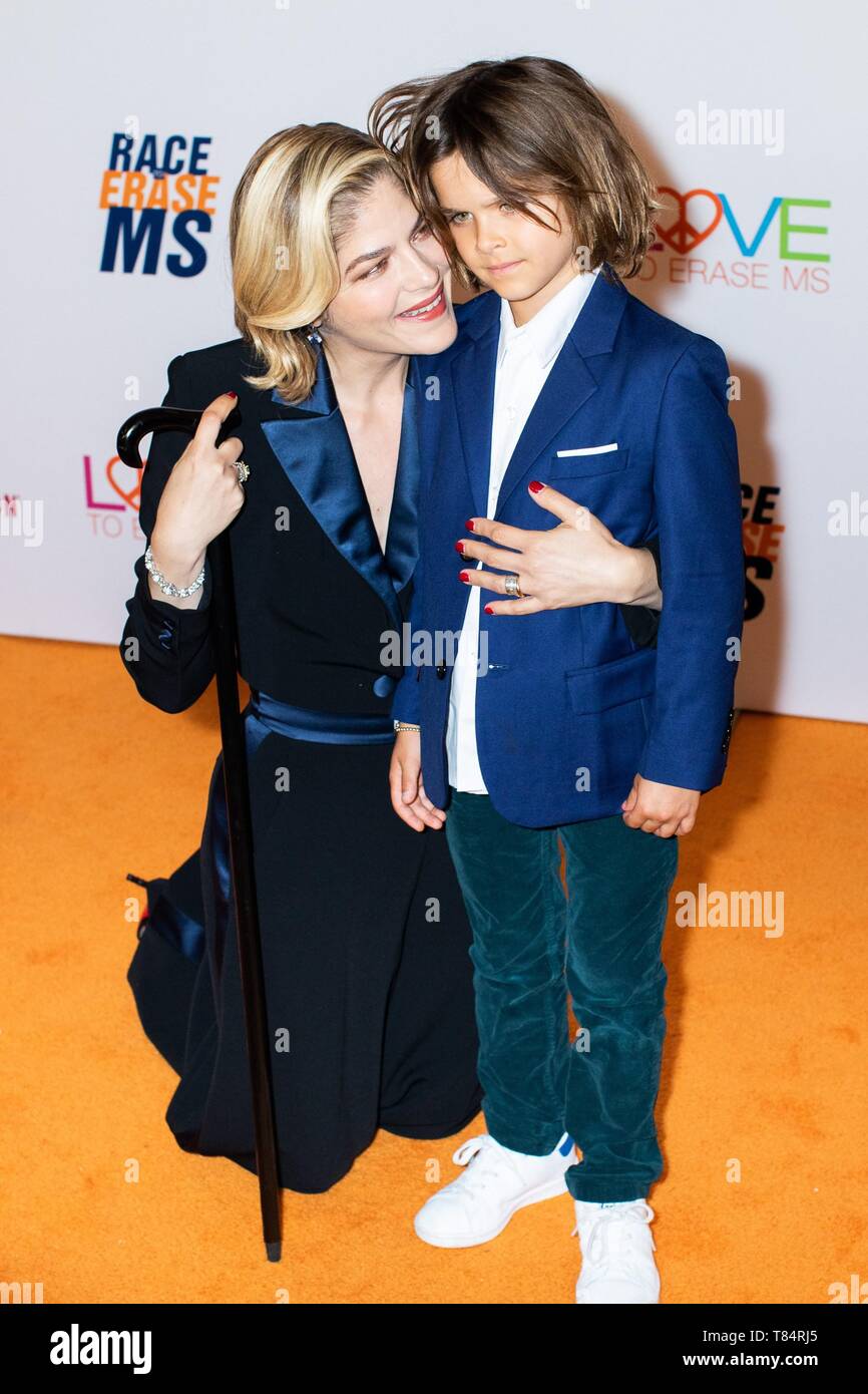 Beverly Hills, CA. Il 10 maggio, 2019. Selma Blair, Arthur Saint Bleick presso gli arrivi per la ventiseiesima gara annuale per cancellare MS Gala, il Beverly Hilton di Beverly Hills, CA Maggio 10, 2019. Credito: Adrian Cabrero/Everett raccolta/Alamy Live News Foto Stock