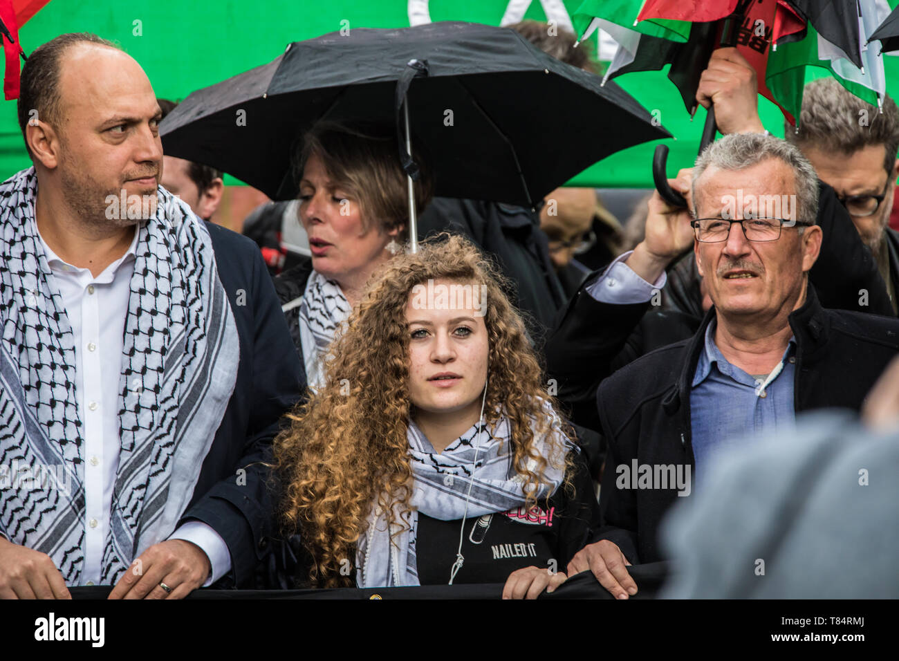 11 maggio 2019. Londra, Regno Unito. Ahed Tamimi (centro) con Husam Zomlot (ambasciatore della Missione Palestinese, a sinistra) e suo padre, Bassem Tamimi (a destra) si uniscono a migliaia di persone che marciano per la Palestina nel centro di Londra in una manifestazione organizzata dalla Campagna di solidarietà Palestinese. David Rowe/Alamy Live News Foto Stock